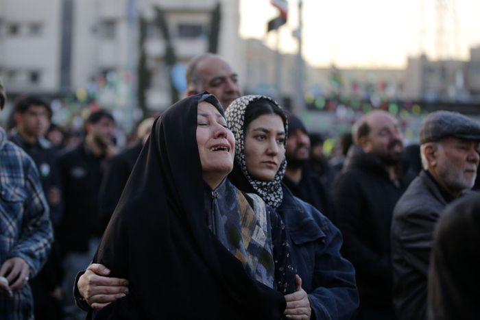 Người dân thương tiếc Lãnh tụ tối cao Ali Khamenei tại Tehran, Iran ngày 1/3/2026. Ảnh: THX/TTXVN