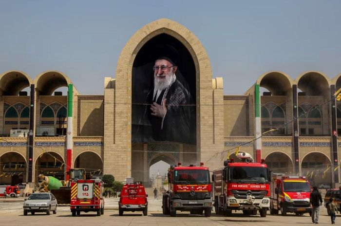 Hệ thống làm mát được lắp đặt tại sân của nhà thờ Hồi giáo Imam Khomeini Mosalla để giúp người đưa tang chống chọi với thời tiết nắng nóng. Ảnh: Anadolu