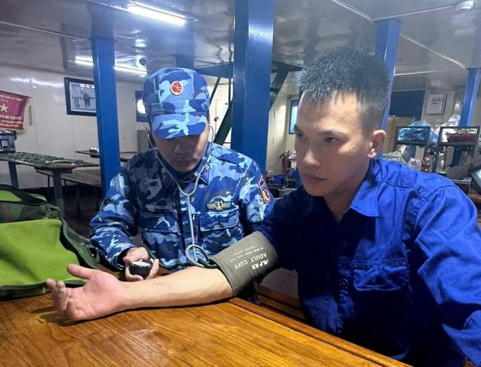 Quân y tàu CSB 6002 kiểm tra sức khỏe nạn nhân Lê Thế Dũng.