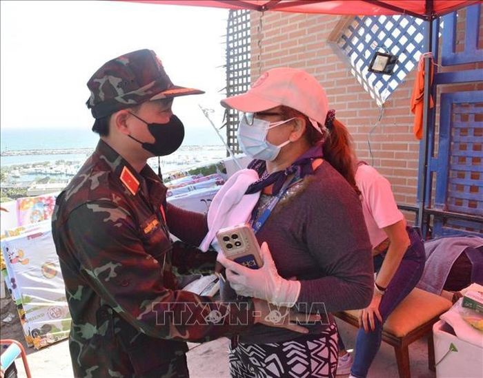 Một người mẹ Venezuela cảm ơn bộ đội Việt Nam đã giúp tìm kiếm và đưa thi thể con gái ra khỏi đống đổ nát. Ảnh: TTXVN phát