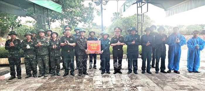 Đại tá Trương Như Ý, Phó Chính ủy Bộ Chỉ huy Quân sự tỉnh Quảng Trị cùng Đoàn công tác trực tiếp thăm hỏi, động viên tinh thần và tặng quà các lực lượng đang thực hiện nhiệm vụ tại Nghĩa trang Liệt sĩ Ba Dốc. Ảnh: TTXVN phát