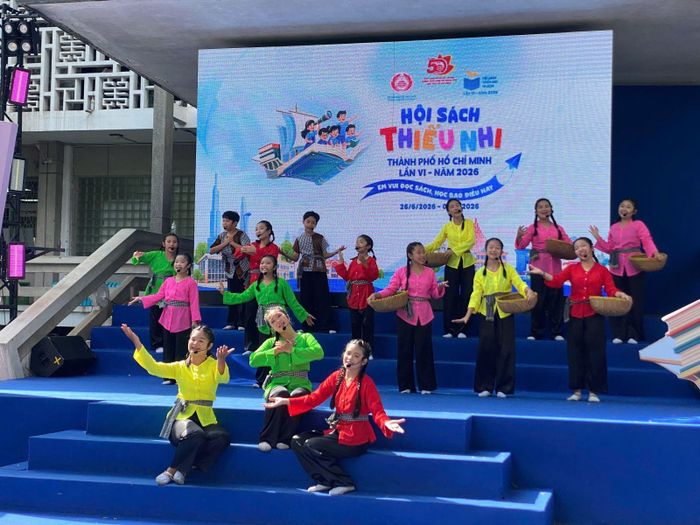 Tiết mục của các bạn nhỏ trong ""Em yêu quê hương Việt Nam".