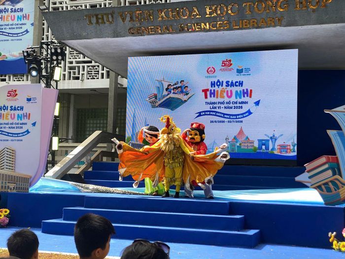 Các nhân vật bước ra từ truyện cổ tích và được trình diễn sinh động trên sân khấu Hội sách Thiếu nhi TP Hồ Chí Minh năm 2026.