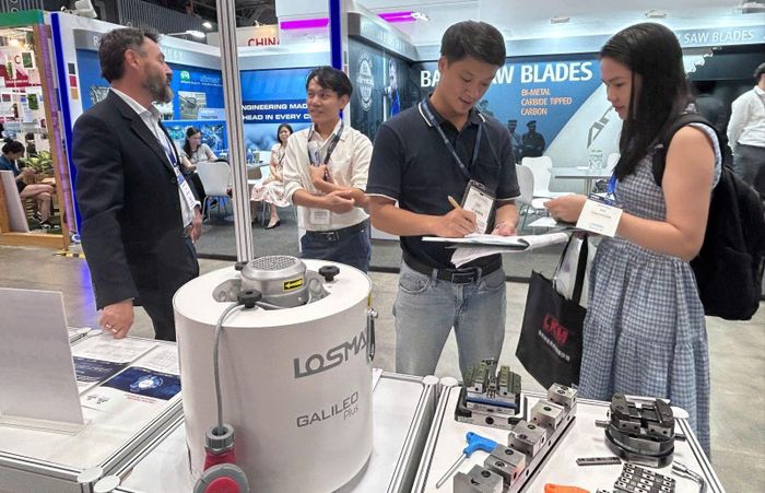 Khách tham quan tìm hiểu công nghệ cơ khí tại triển lãm.