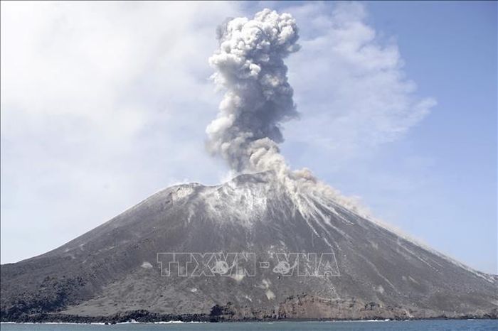 Cột khói bốc lên từ miệng núi lửa Anak Krakatau, nhìn từ đảo Rakata ở Nam Lampung, Indonesia. Ảnh tư liệu: AFP/TTXVN