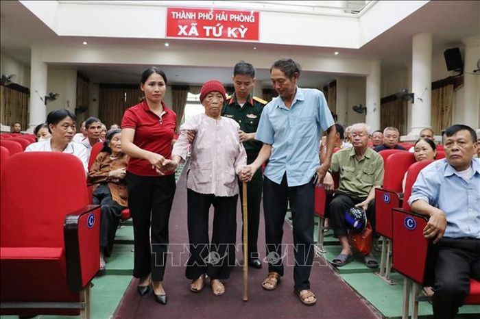 Thân nhân thân nhân liệt sĩ chưa xác định thông tin trên địa bàn xã Chí Minh, thành phố Hải Phòng đến lấy sinh phẩm để xét nghiệm ADN.
