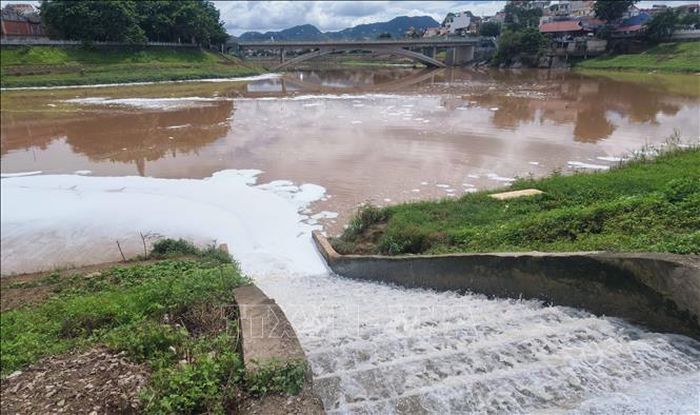 Bọt trắng xuất hiện từ bên trong cửa xả cống nước xuống sông Kỳ Cùng (trước Khách Sạn Đông Kinh, phường Đông Kinh, Lạng Sơn). Ảnh: Quang Duy/TTXVN
