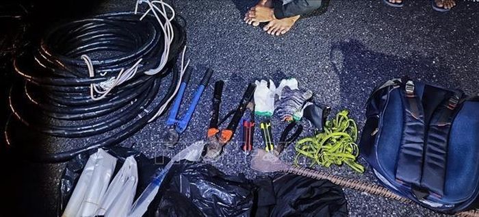 Tang vật dùng để gây án thu được tại hiện trường. Ảnh: TTXVN phát