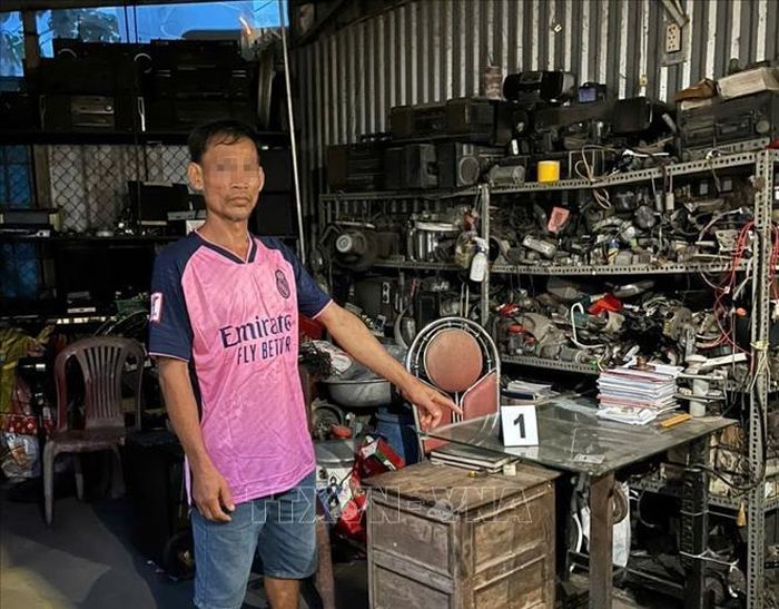 Đối tượng Đ.T.H tại nơi cất giấu tài sản trộm cắp trong các vụ việc. Ảnh: TTXVN phát