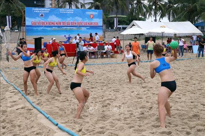 Trận tranh tài bóng ném nữ giữa đội Gia Lai (áo xanh) và đội thành phố Hồ Chí Minh (áo vàng).