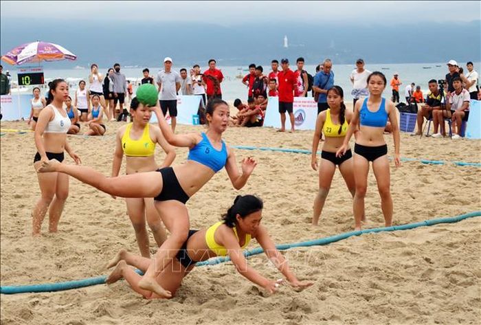 Pha tấn công của cầu thủ đội Gia Lai (áo xanh).
