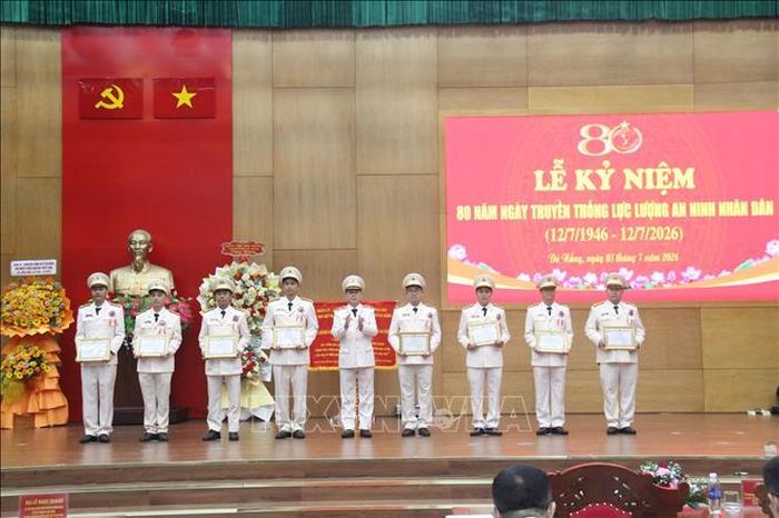 Công an thành phố Đà Nẵng trao tặng Giấy khen cho cá nhân có thành tích xuất xắc trong phong trào thi đua lập thành tích chào mừng kỷ niệm 80 năm Ngày truyền thống lực lượng An ninh nhân dân.