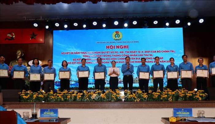 Đại diện Tổng Liên đoàn Lao động Việt Nam trao bằng khen của Liên đoàn Lao động Thành phố Hồ Chí Minh cho các các tập thể, cá nhân có thành tích xuất sắc.