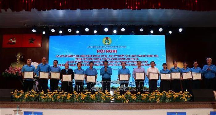 Ông Bùi Thanh Nhân, Chủ tịch Liên đoàn Lao động Thành phố Hồ Chí Minh trao bằng khen cho các các tập thể, cá nhân có thành tích xuất sắc.