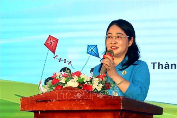 Phó Chủ tịch Liên đoàn Lao động Thành phố Hồ Chí Minh Nguyễn Kim Loan phát biểu tại lễ khai mạc trại hè Thanh Đa năm 2026.