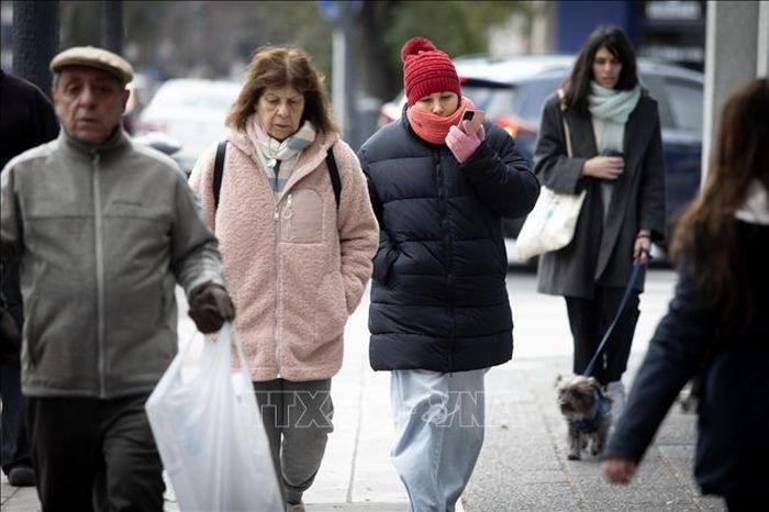 Người dân mặc áo ấm tránh rét tại Buenos Aires, Argentina ngày 30/6/2025. Ảnh tư liệu: THX/TTXVN