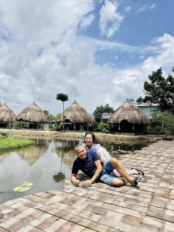 Sau khi giải nghệ, Lê Tuấn Anh tập trung kinh doanh và chăm lo cho gia đình, nhờ đó hiện tại anh có cuộc sống viên mãn bên vợ cùng con cháu.