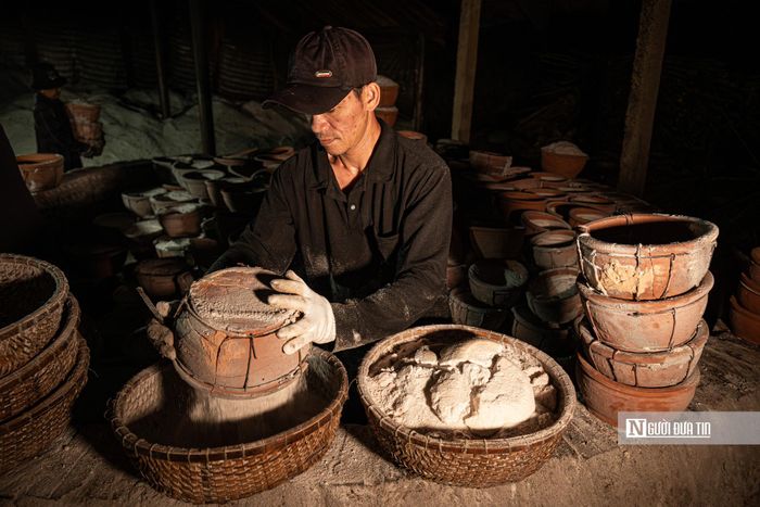 Lò hầm muối được xây dựng hình tròn lộ thiên, làm từ gạch với kết cấu đơn giản.