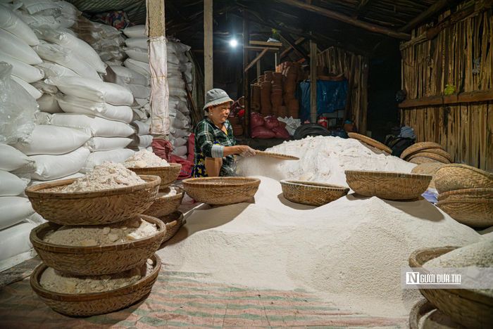 Trong lúc đàn ông hầm muối, phía ngoài, phụ nữ sàng muối, đóng bao. Những hạt muối thô kệch từ ruộng qua lửa đỏ đã trở nên trắng nhỏ li ti, mịn đều.