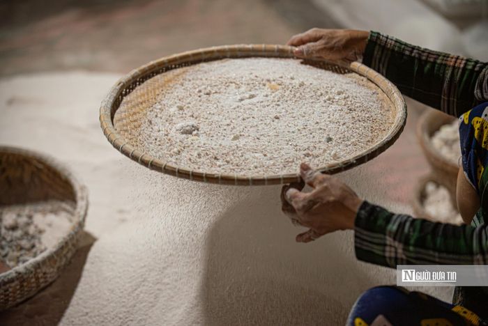 Muối hầm vị mặn nhẹ hơn, ngon hơn muối sống và có thể để cả năm vẫn khô ráo. Nhờ thế mà giá trị hạt muối cũng tăng lên vài lần. Nếu muối hạt có giá 1.000 – 2.000 đồng/kg thì muối hầm bán tại lò giá đã lên tới 6.000 - 7.000 đồng/kg tùy thời điểm.