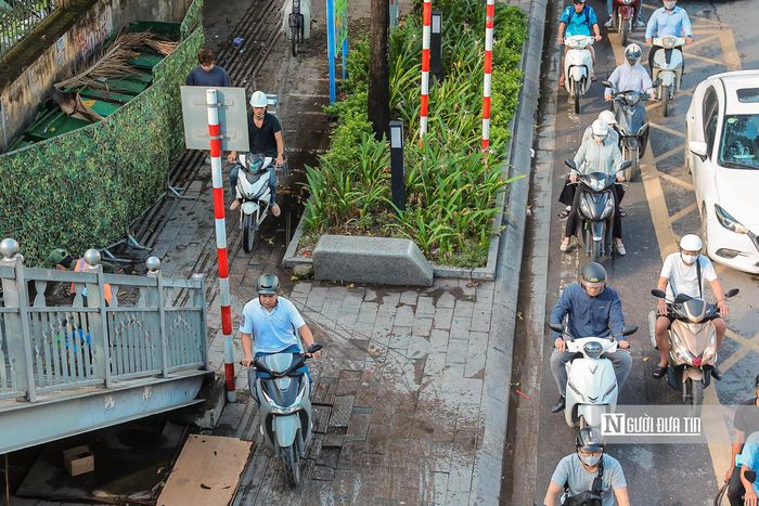 Nhiều phương tiện lựa chọn di chuyển trên vỉa hè để nhanh chóng thoát khỏi cảnh ùn tắc mỗi buổi sáng.