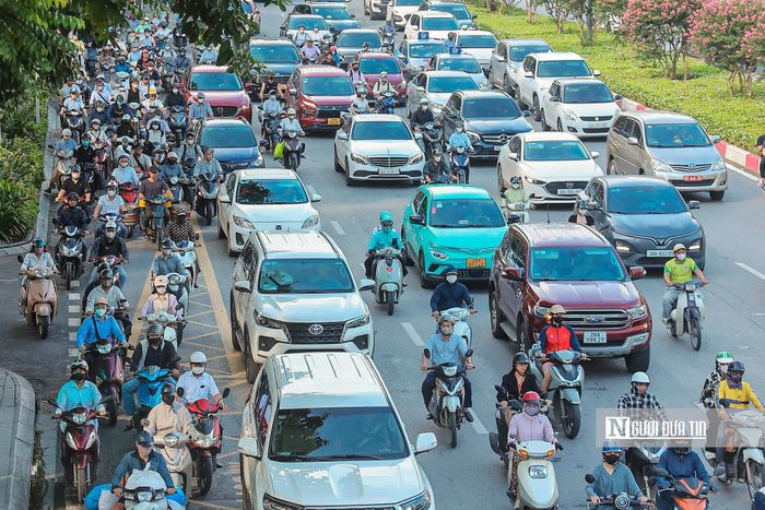 Việc tổ chức lại giao thông vào giờ cao điểm sáng, cơ quan chức năng sẽ mở nhiều làn đường hơn cho chiều xe từ ngoại ô vào trung tâm. Ngược lại, vào giờ tan tầm chiều, số lượng làn đường sẽ được ưu tiên tăng thêm cho chiều từ trung tâm đi ra ngoại ô.