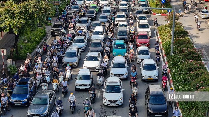 Hiện đường Nguyễn Chí Thanh dài khoảng 1,8 km, có 10 làn xe cơ giới và xe thô sơ, kết nối với nhiều nút giao lớn của Hà Nội.