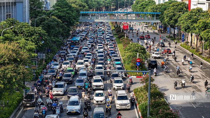 Trong ảnh là tuyến đường Nguyễn Chí Thanh cũng thường xuyên xảy ra ùn tắc vào giờ cao điểm.