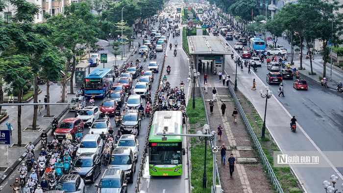 Theo đó, dù mặt đường khá rộng, tuyến đường này vẫn thường xuyên ùn ứ vào giờ cao điểm do lưu lượng phương tiện quá lớn.