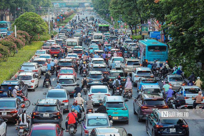 Vào giờ cao điểm sáng, tuyền đường này thường ùn tắc kéo dài theo hướng vào trung tâm, trong khi chiều ngược lại khá thông thoáng với lượng phương tiện ít hơn đáng kể.
