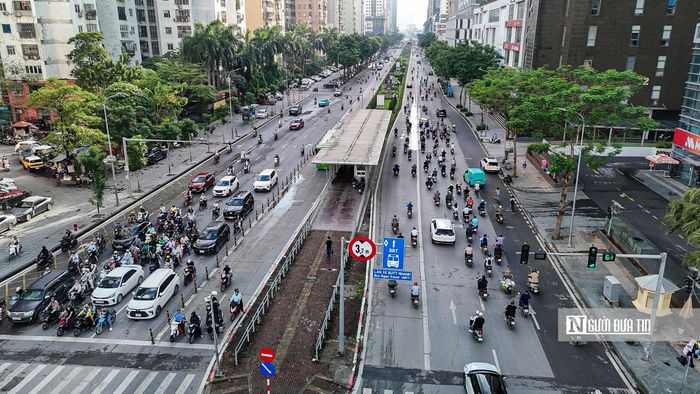 Theo ghi nhận, hiện tại đường Lê Văn Lương dài khoảng 2km với mặt cắt ngang gần 40m. Mỗi chiều có 3 làn lưu thông, gồm 2 làn hỗn hợp cho ô tô, xe máy và một làn riêng dành cho tuyến xe buýt nhanh BRT.