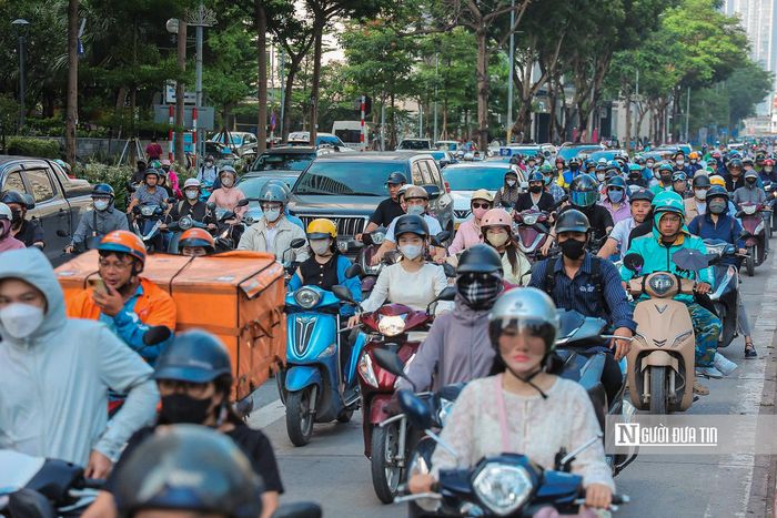 Vào giờ cao điểm khi giao thông ùn ứ kéo dài, nhiều xe máy vẫn liên tục tràn vào làn ưu tiên dành cho BRT khiến giao thông thêm lộn xộn.