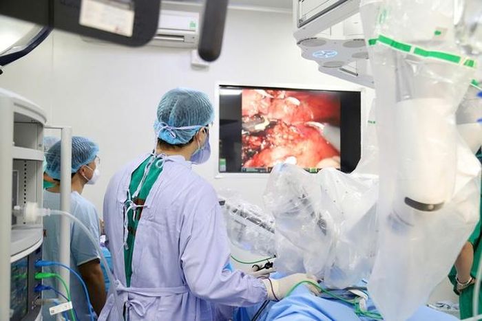 Các bác sĩ thực hiện phẫu thuật nội soi bằng robot.