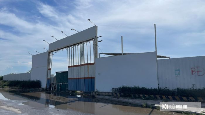 Dự án được quây tôn kín mít, không người ra vào.