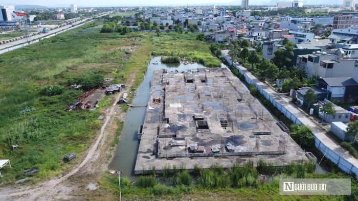Cận cảnh phần móng công trình thi công dở dang.