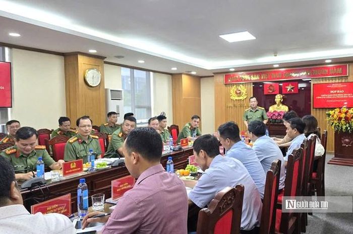 Thông tin Công an tỉnh Thanh Hóa triệt phá đường dây buôn lậu kim cương xuyên quốc gia được nhiều PV quan tâm, đặt câu hỏi tại cuộc họp báo.