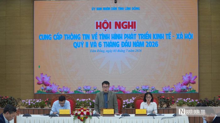 Chủ trì hội nghị cung cấp thông tin về tình hình phát triển kinh tế - xã hội quý II và 6 tháng đầu năm 2026, ông Nguyễn Ngọc Phúc - Phó Chủ tịch UBND tỉnh Lâm Đồng - phát biểu.