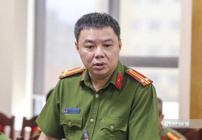 Trung tá Tống Đình Xuân, Trưởng phòng CSĐT tội phạm về tham nhũng, kinh tế, buôn lậu và môi trường (PC03) Công an tỉnh Thanh Hóa trả lời câu hỏi của PV tại cuộc họp báo.