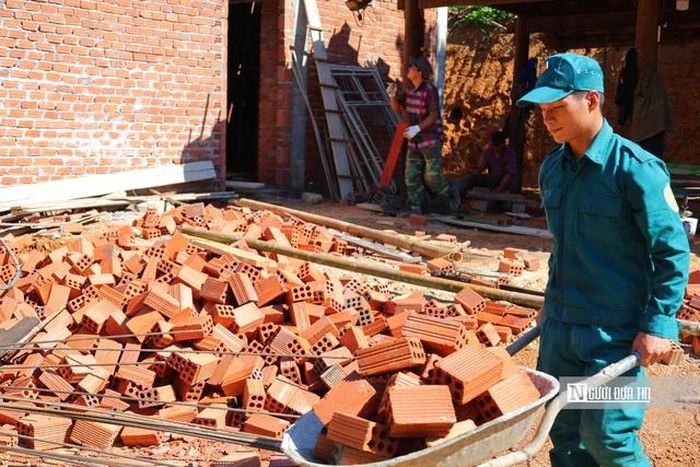 Bộ Chỉ huy Quân sự tỉnh đã thành lập 74 tổ với 727 cán bộ, chiến sĩ trực tiếp hỗ trợ người dân xây dựng nhà ở.