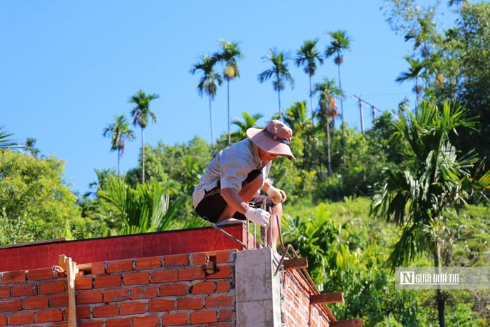Những ngôi nhà dần hoàn thiện để kịp hoàn thành trước mùa mưa bão.