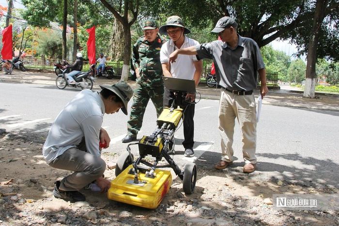 Lực lượng tìm kiếm sử dụng thiết bị radar chuyên dụng để quét lòng đất, tìm mộ liệt sĩ.