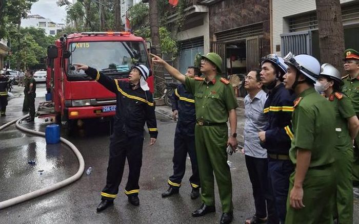 Lãnh đạo Phòng Cảnh sát PCCC&CNCH công an Tp.Hà Nội chỉ đạo chữa cháy (Ảnh: CACC)