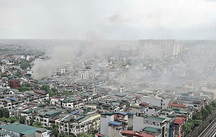Vụ cháy tạo thành cột khói cao hàng chục mét (Ảnh: CACC)
