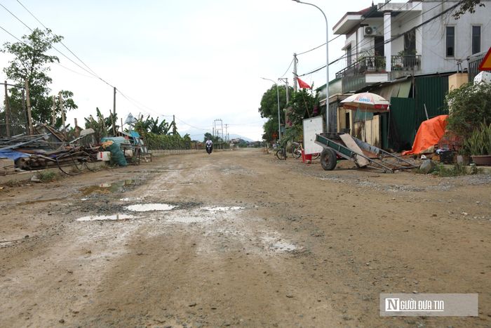 Trao đổi với Người Đưa Tin, ông Vương Hồng Thái - Chủ tịch UBND xã Vạn An - cho biết, nguyên nhân cốt lõi dẫn đến sự trì trệ của dự án là công tác giải phóng mặt bằng. Cụ thể, dù phần lớn dự án dựa trên việc vận động nhân dân hiến đất nông nghiệp, song đoạn đường vuốt (nối đường) lại vướng vào đất vườn của một số hộ dân, có trường hợp lên tới 300m. Chủ tịch UBND xã cũng đã nhiều lần xuống trực tiếp đối thoại và vận động người dân. Trước những vướng mắc trên, xã đã kiến nghị lên cấp tỉnh để đề xuất thêm kinh phí bồi thường. Đến nay, phía tỉnh đã chính thức “rót” nguồn kinh phí về. Ngay khi có vốn, địa phương đã lập tức đo đạc, kiểm đếm.