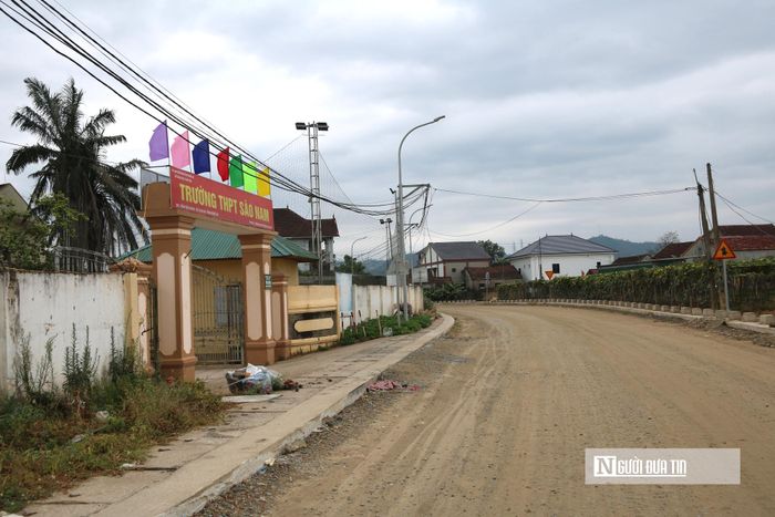 Không chỉ ảnh hưởng trực tiếp đến sức khỏe đường hô hấp của người già và trẻ nhỏ, tình trạng hạ tầng dở dang còn làm tê liệt mọi hoạt động giao thương, buôn bán nhỏ lẻ của các hộ dân dọc hai bên mặt đường Lê Hồng Sơn. 