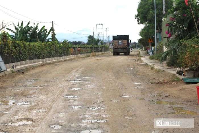 Trên thực tế, khối lượng thi công toàn dự án đã đạt từ 60-70%, nhưng có khoảng 500m đường qua xóm Sào Nam (xã Vạn An) lại trở thành điểm nghẽn ngổn ngang. Đoạn tuyến này hiện chỉ toàn đất đá, bụi bặm và bùn lầy.