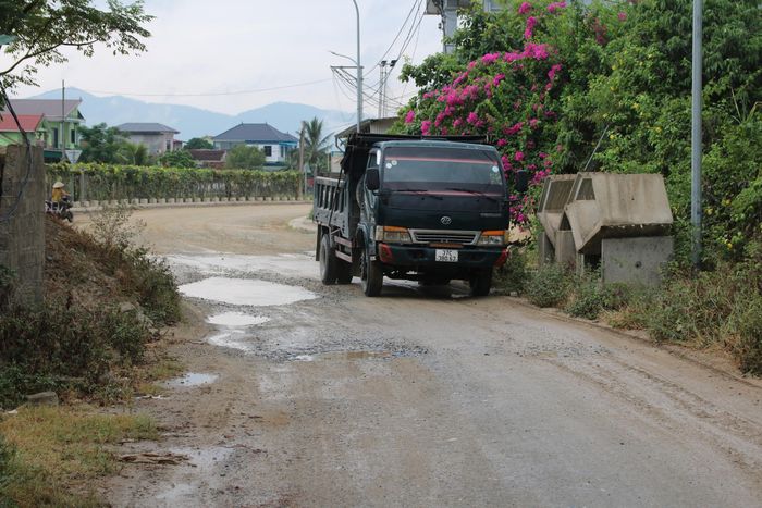 “Hiện nay, chính quyền xã đang tích cực phối hợp với đơn vị liên quan để sớm hoàn thành việc chi trả tiền hỗ trợ cho các hộ còn lại, phấn đấu bàn giao toàn bộ mặt bằng sạch trong thời gian sớm nhất... Địa phương cũng đã trực tiếp đề nghị đơn vị thi công sớm quay lại công trường, tập trung máy móc và nhân lực để đẩy nhanh tiến độ, sớm hoàn thiện 500m đường còn lại nhằm đảm bảo an toàn giao thông và môi trường cho người dân", ông Vương Hồng Thái cho hay.