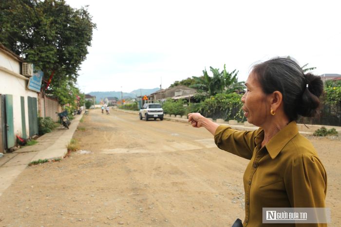 “Chúng tôi mong cơ quan chức năng đẩy nhanh tiến độ sửa chữa đường. Dự án thi công kéo dài khiến người dân rất khổ. Quán hàng buôn bán ế ẩm vì bụi bặm, không ai dám vào ngồi. Khổ nhất là các cháu nhỏ đi học, ngày mưa thì lầy lội trơn trượt, ngày nắng thì hít đầy bụi đất. Nếu tình trạng này kéo dài sẽ ảnh hưởng nghiêm trọng đến sức khỏe người dân”, bà Võ Thị Ánh Hồng, SN 1957, trú tại xóm Sào Nam chia sẻ.
