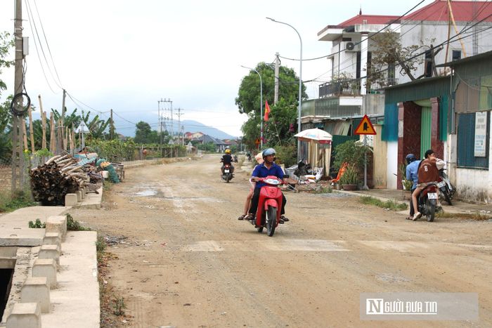 "Ngày nào chúng tôi cũng lau chùi, dọn dẹp nhà cửa nhưng không thể nào xuể. Chưa lau dọn xong chưa được bao lâu thì bụi lại bám dày từng lớp. Đoạn đường này khổ nhất là trời nắng thì bụi bay mù mịt, còn trời mưa thì lầy lội, trơn trượt không thể đi nổi", một người dân sống dọc tuyến đường bức xúc chia sẻ.