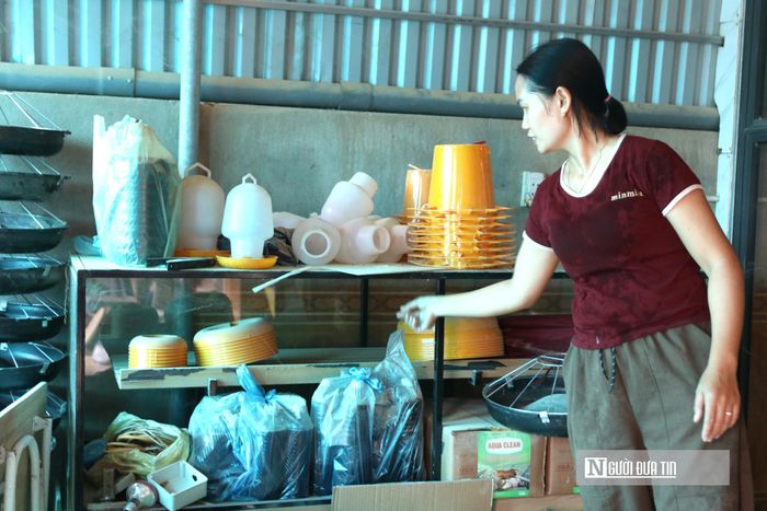 Những hộ gia đình sống sát mặt đường phải dùng bạt, ni-lông để che phủ kín tất cả đồ đạc, từ bàn ghế, tivi cho đến giường ngủ để tránh bụi mịn bám dày mỗi ngày.